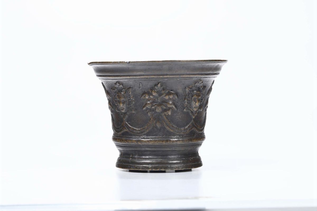 Mortaio in Bronzo Fuso e Cesellato. Fonditore Italiano o D’oltralpe del XVI-XVII Secolo