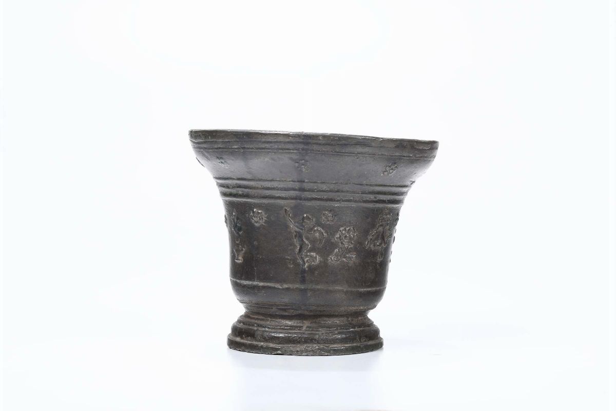 Mortaio in Bronzo Fuso e Cesellato. Fonditore Italiano o D’oltralpe del XVII Secolo