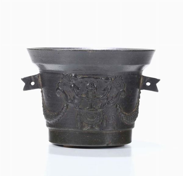 A mortar in molten and chiselled bronze. Founder from Italy or beyond the Alps, 16th-17th century