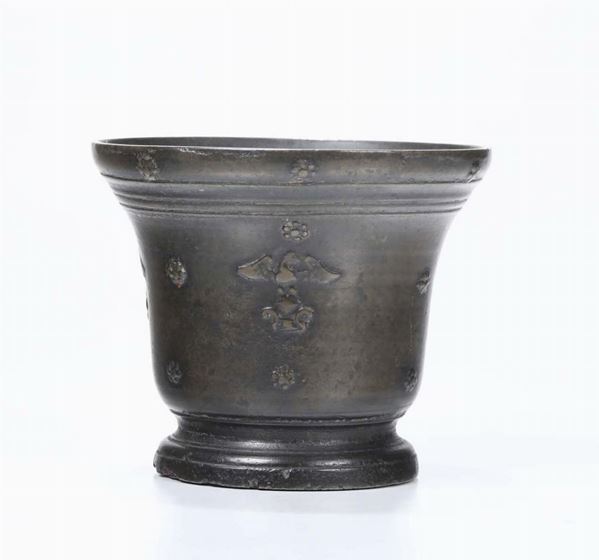 A mortar in molten and chiselled bronze. Founder from Italy or beyond the Alps, 17th century