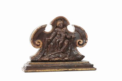 Fregio Tardo-manierista in Legno di Noce Lumeggiato in Oro con al Centro Raffigurazione di Madonn...