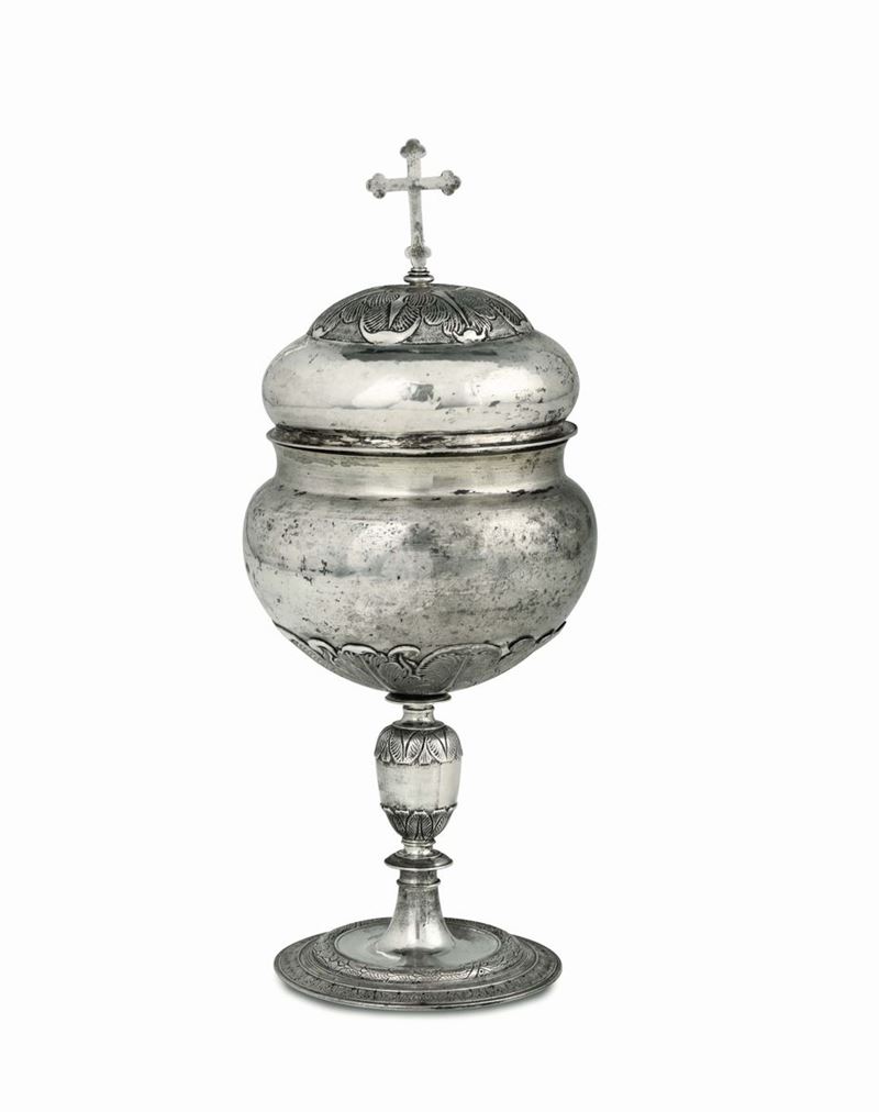 A ciborium in molten, embossed, chiselled and engraved silver, Siena, first half of the 17th century, stamp for silversmith Andrea Argentini (A within a circle) and city's guarantee mark (Sienese balzana).  - Auction Collectors' Silvers - Cambi Casa d'Aste