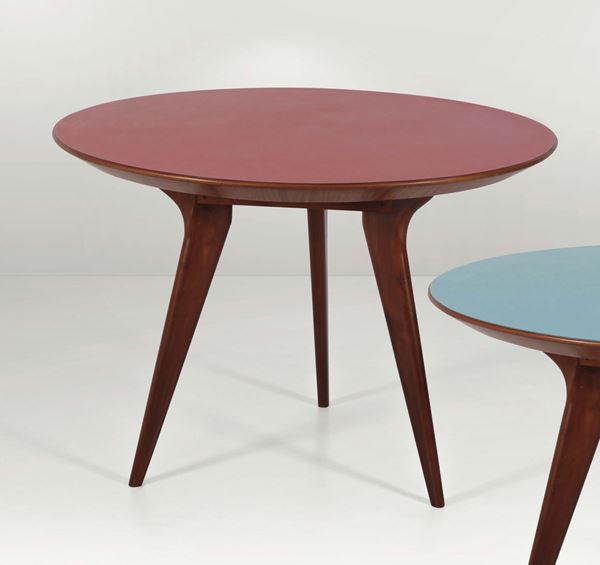 Tavolo con struttura in legno e piano in laminato colorato