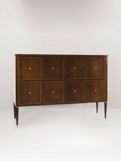 Credenza in Legno con Dettagli in Ottone.