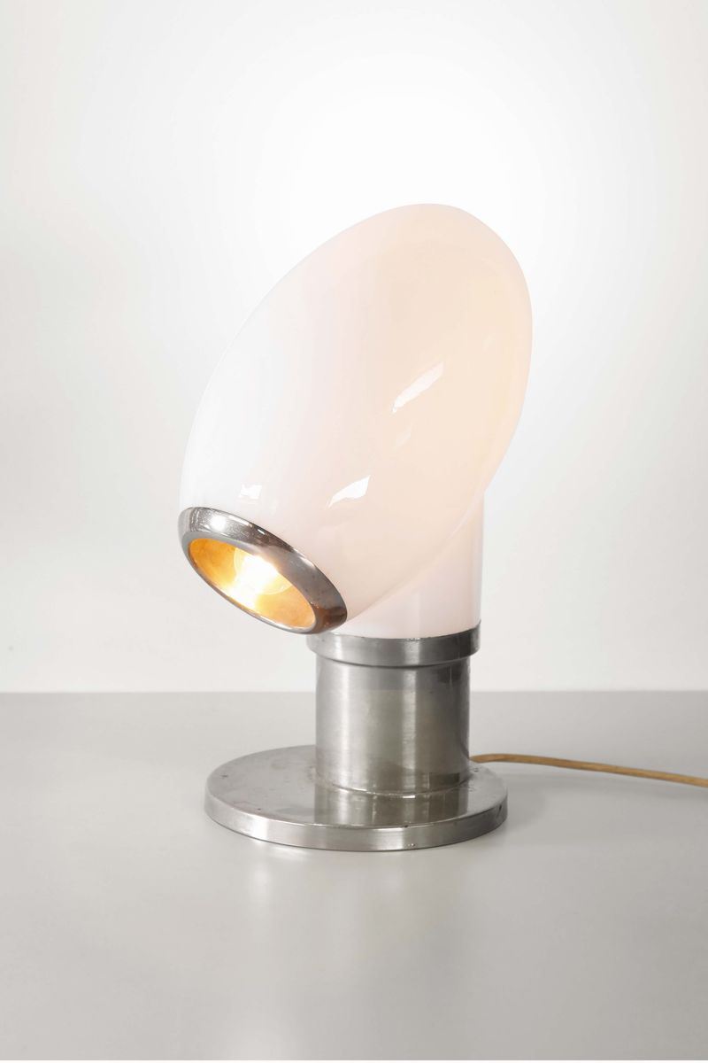 Lampada da tavolo con appoggio in metallo cromato e diffusore in vetro.  - Auction Design - Cambi Casa d'Aste