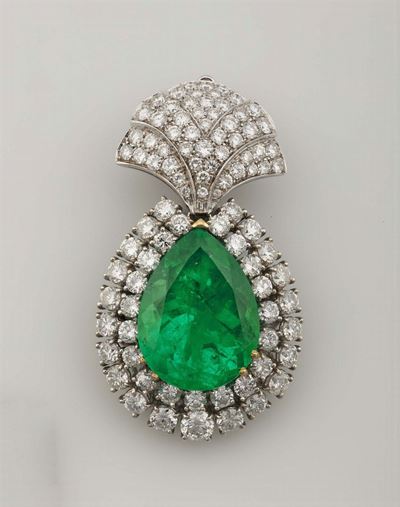 Pendente con Smeraldo Colombia di Ct 21,31 e Diamanti Taglio Brillante