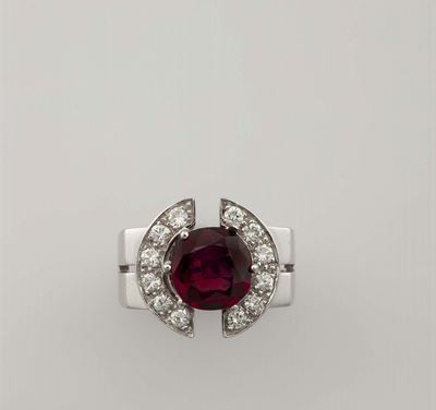 Anello con Rubino di Ct 2,45 Circa e Diamanti