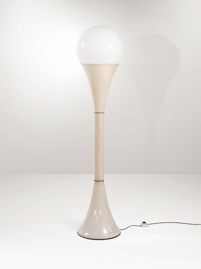 Lampada con struttura in metallo laccato e diffusore in vetro opalino.  - Auction Design - Cambi Casa d'Aste
