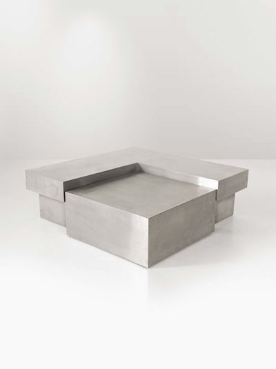 Tavolo Basso Modulare con Struttura in Legno e Rivestimenti in Acciaio.