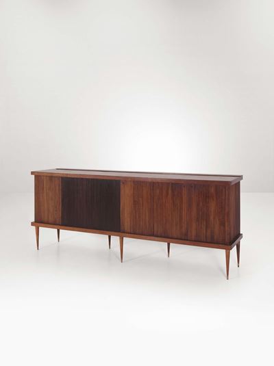 Credenza in Legno con Dettagli in Ottone.