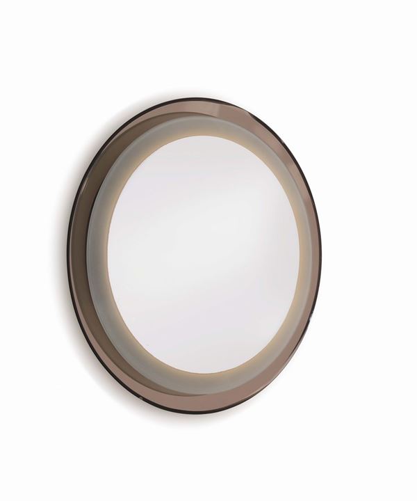 Specchio retroilluminato con cornice in vetro colorato e molato.