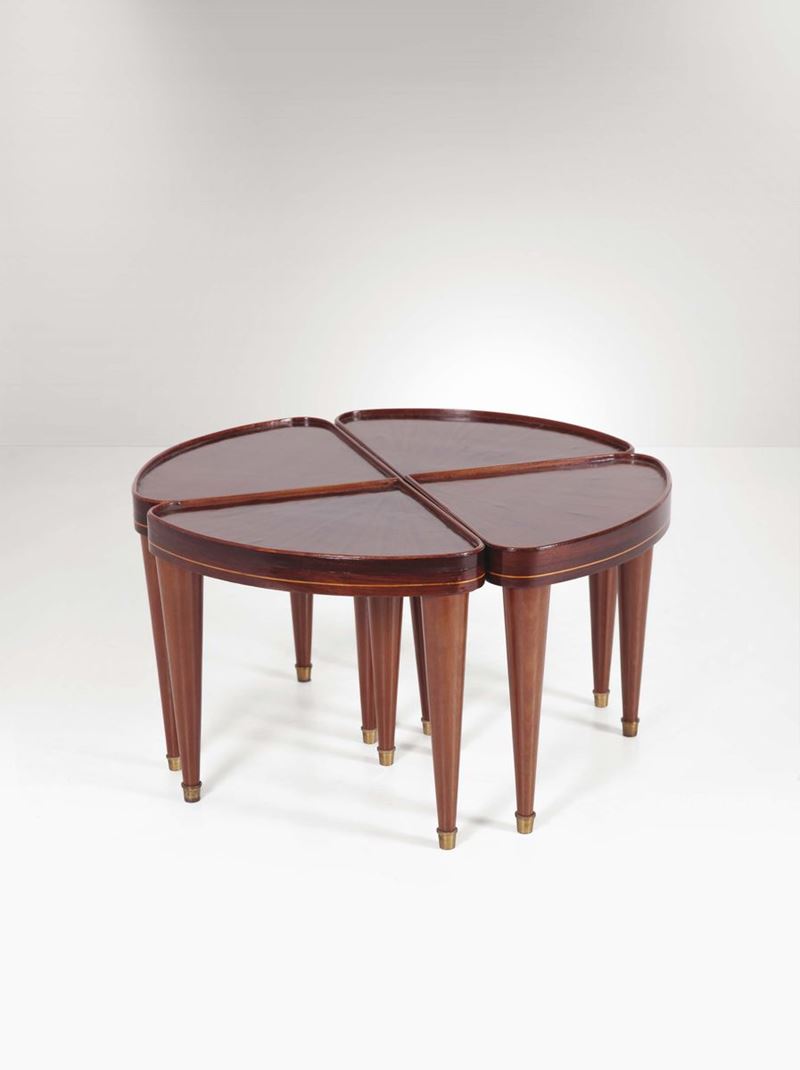 Quattro tavoli bassi modulari con struttura e piano in legno e puntali in ottone.  - Auction Design - Cambi Casa d'Aste