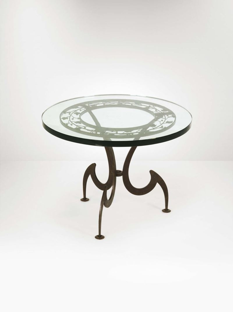 Tavolo basso in ferro battuto con piano in vetro di forte spessore.  - Auction Design - Cambi Casa d'Aste