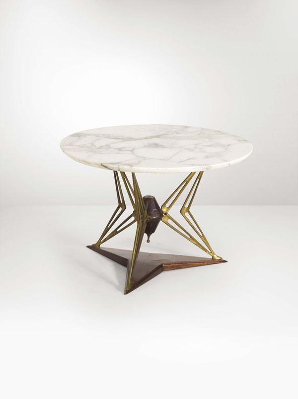 Tavolo basso con struttura in ottone e con piano in marmo.