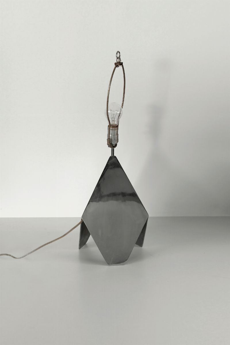 Lampada da tavolo con struttura in metallo cromato. Prod. Italia, 1970 ca.  - Asta Design - Cambi Casa d'Aste
