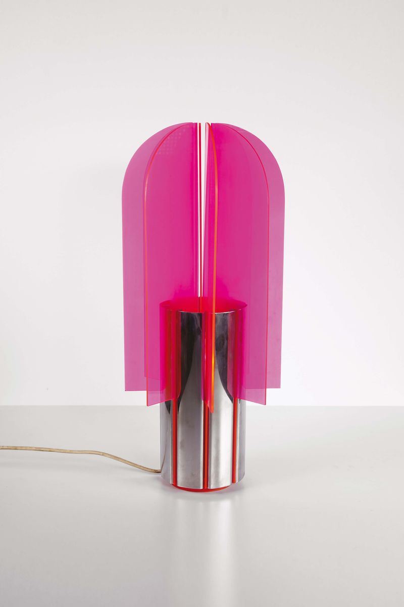 Lampada da tavolo in metallo cromato con diffusori in perspex colorato.  - Auction Design - Cambi Casa d'Aste