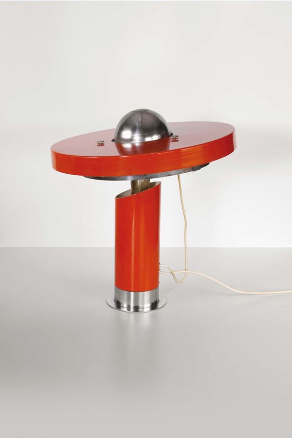 Lampada da tavolo con struttura in metallo laccato e metallo cromato.