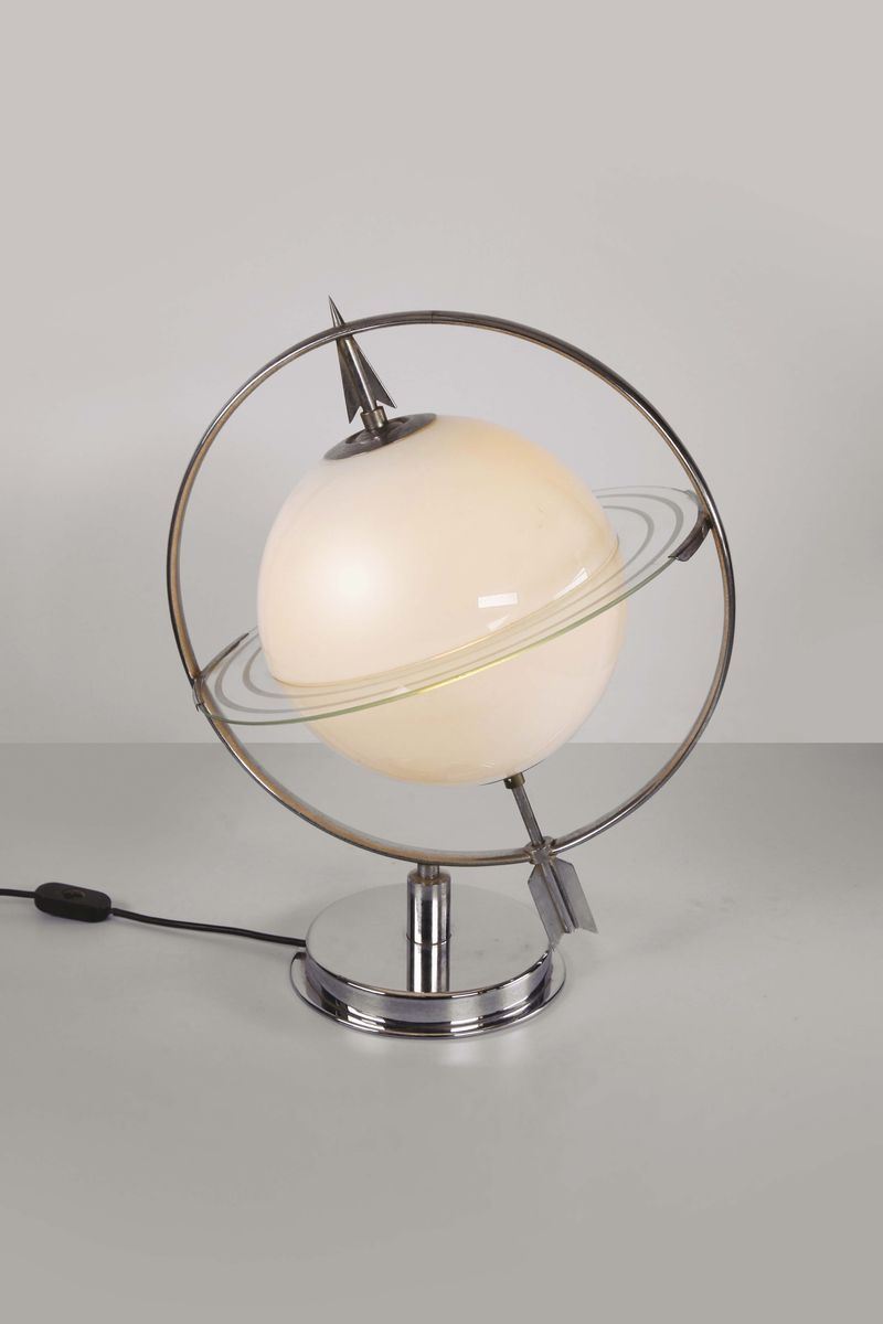 Lampada da tavolo con struttura in metallo cromato e diffusore in vetro.  - Auction Design - Cambi Casa d'Aste