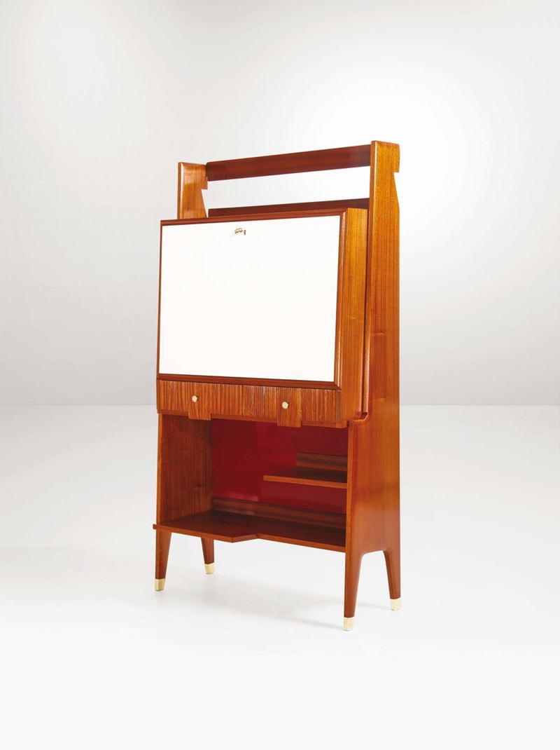 Mobile bar in legno con rivestimento in pergamena laccata bianco e dettagli in ottone.  - Auction Design - Cambi Casa d'Aste