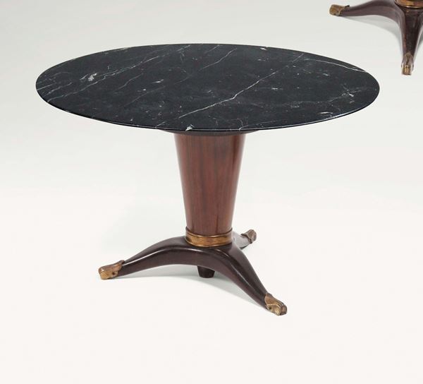 Tavolo basso con base in legno e legno ebanizzato, dettagli in ottone e piano in marmo marquinia.