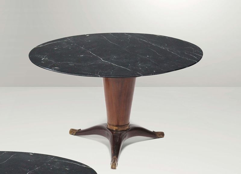 Tavolo basso con base in legno e legno ebanizzato, dettagli in ottone e piano in marmo marquinia.  - Asta Design - Cambi Casa d'Aste