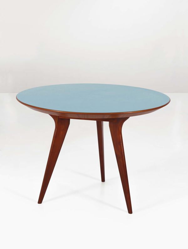 Tavolo con struttura in legno e piano in laminato colorato.