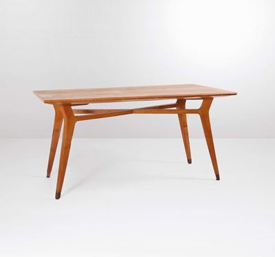Tavolo in Legno Lucido con Dettagli in Ottone.