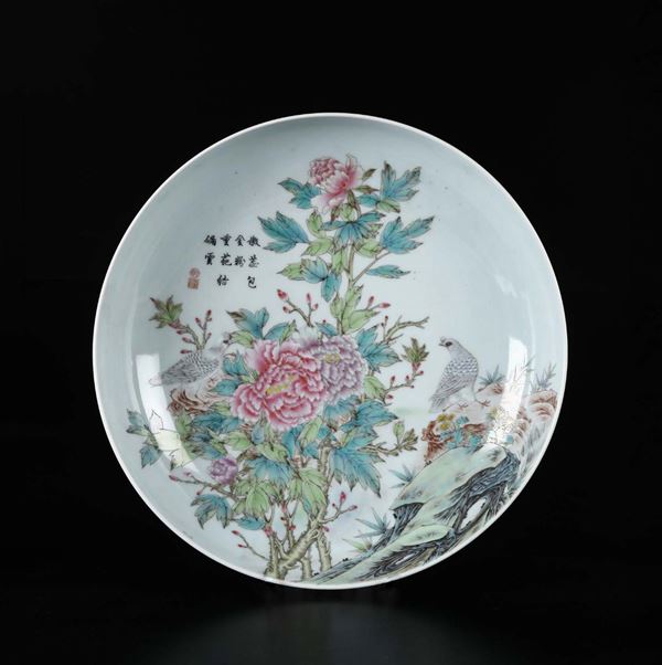 Piatto in porcellana a smalti policromi con decoro di rose ed uccellini con iscrizione, Cina, Dinastia Qing, XIX secolo