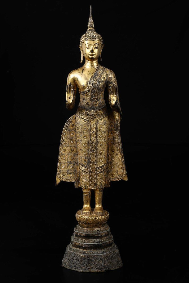Figura di Buddha eretto in bronzo dorato, Thailandia, XIX secolo  - Asta Chinese Works of Art - Cambi Casa d'Aste