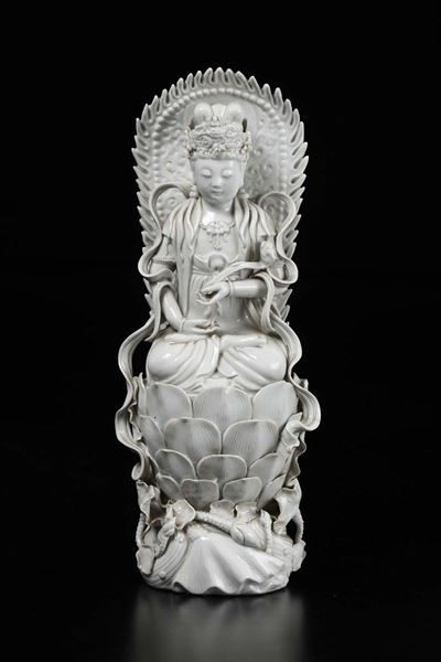 Figura di Guanyin con Ruyi in Porcellana Blanc De Chine Seduta su Fiore di Loto, Cina, Dinastia Q...