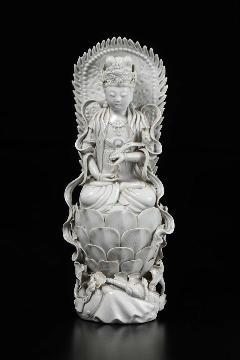 A Blanc de Chine figure of Guanyin with ruyi on lotus flower, China, Qing Dynasty, late 19th century  - Auction Chinese Works of Art - Cambi Casa d'Aste