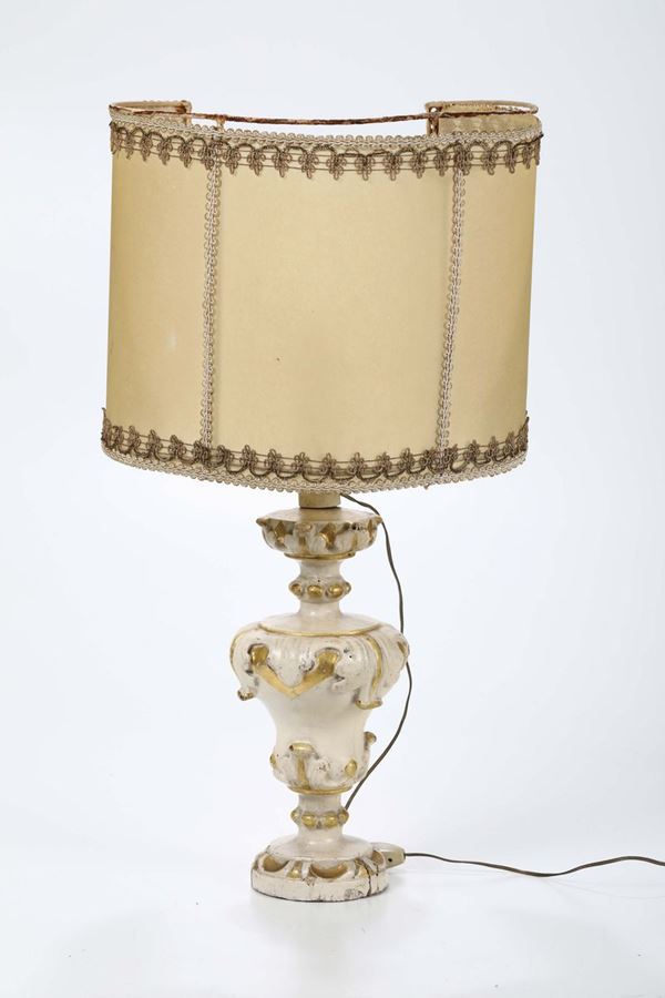 Lampada in legno intagliato, laccato e dorato, XIX secolo