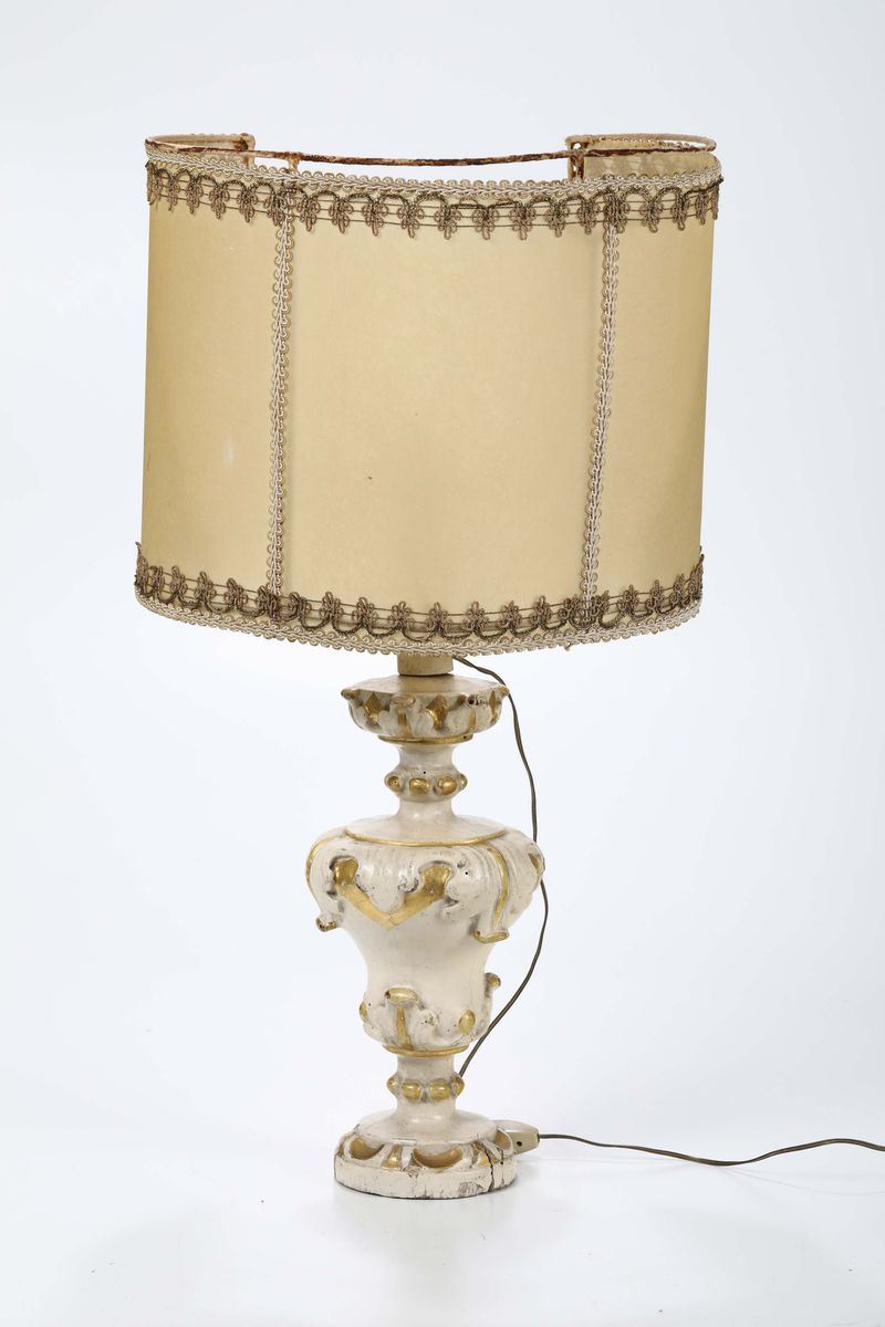 Lampada in legno intagliato, laccato e dorato, XIX secolo  - Asta Asta a Tempo antiquariato - II - Cambi Casa d'Aste