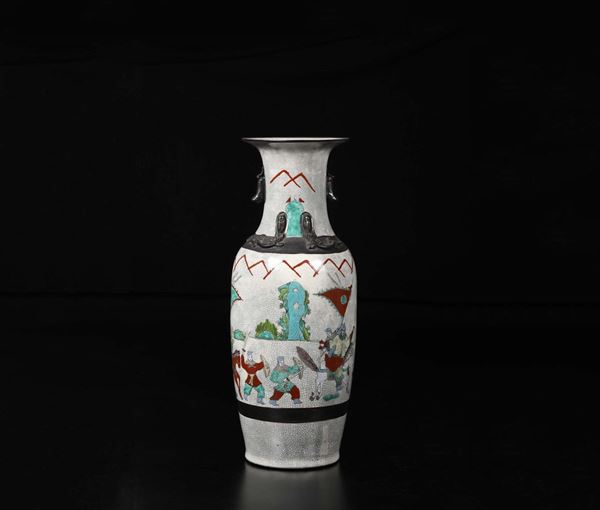 Vaso in porcellana craquelè con scena di battaglia, Cina, Dinastia Qing, XIX secolo
