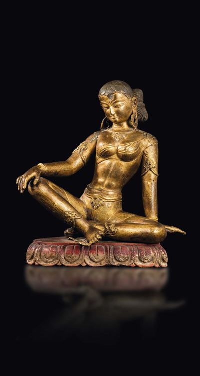 Figura di Tara in Bronzo Dorato Seduta su Fiore di Loto, Nepal, XIV/XV Secolo