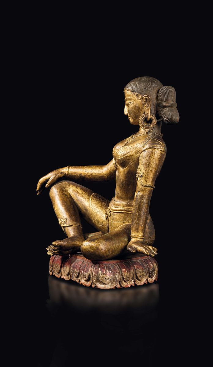 Figura di Tara in Bronzo Dorato Seduta su Fiore di Loto, Nepal, XIV/XV Secolo