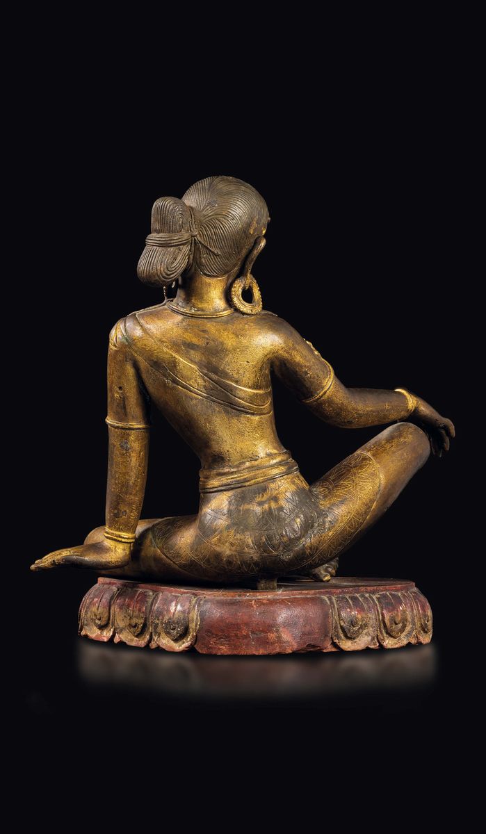 Figura di Tara in Bronzo Dorato Seduta su Fiore di Loto, Nepal, XIV/XV Secolo
