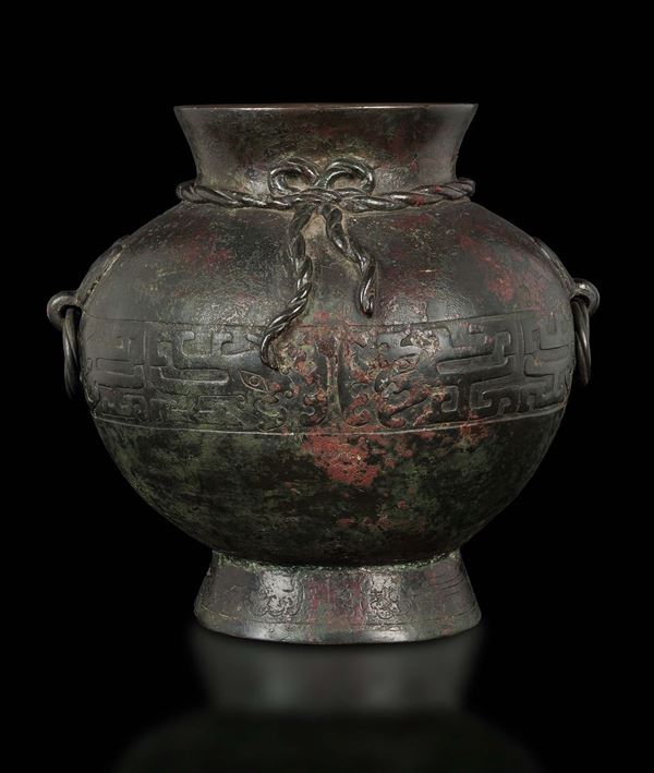 Vaso in bronzo con manici ad anelli e decoro d'ispirazione arcaica, Cina, Dinastia Ming, XVII secolo