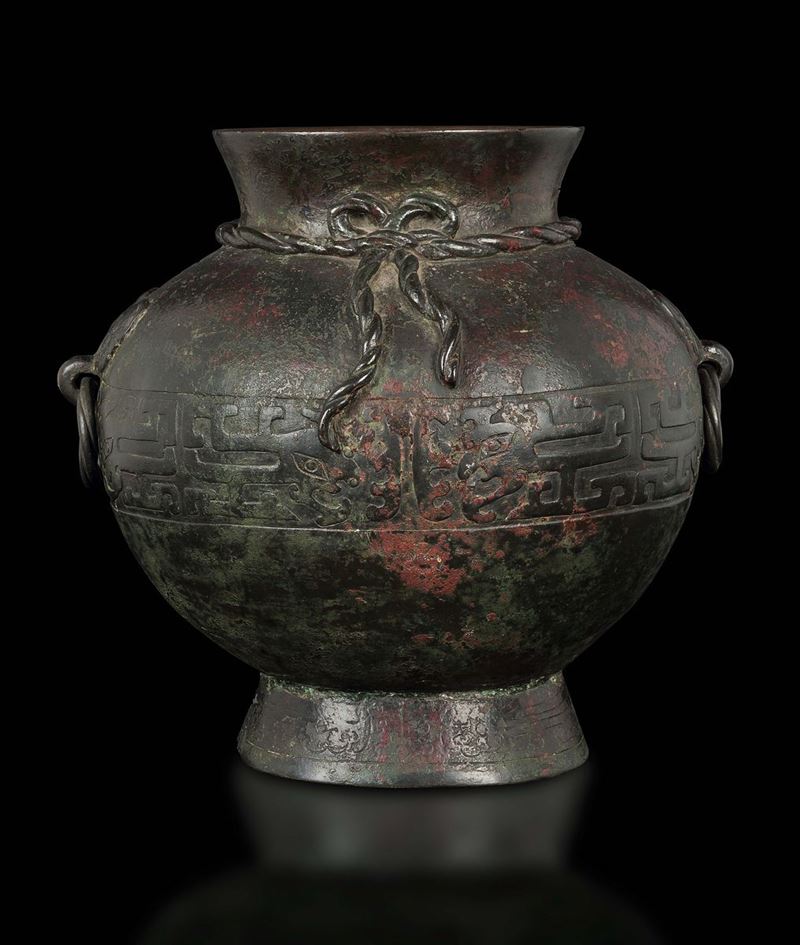 Vaso in bronzo con manici ad anelli e decoro d'ispirazione arcaica, Cina, Dinastia Ming, XVII secolo  - Asta Fine Chinese Works of Art - Cambi Casa d'Aste