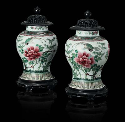 Coppia di Potiches con Coperchio in Legno in Porcellana a Smalti Policromi con Decoro di Fiori e ...