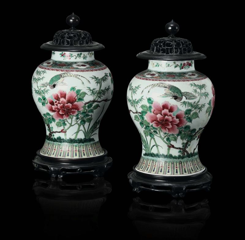 A pair of polychrome enamelled porcelain potiches and wooden cover with flowers and pheasants, China, Qing Dynasty, 19th century  - Auction Fine Chinese Works of Art - Cambi Casa d'Aste