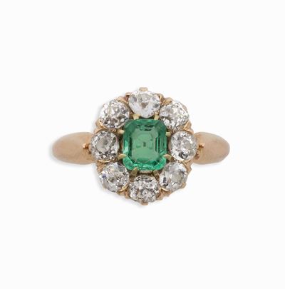 Anello con Smeraldo Centrale di Ct 0,65 Circa e Diamanti di Vecchio Taglio a Contorno