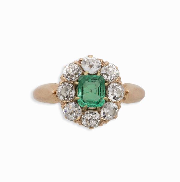 Anello con smeraldo centrale di ct 0,65 circa e diamanti di vecchio taglio a contorno