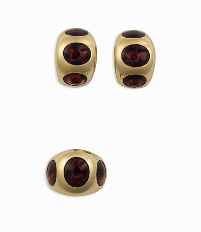 Parure Composta da un Paio di Orecchini ed un Anello con Granati Taglio Cabochon