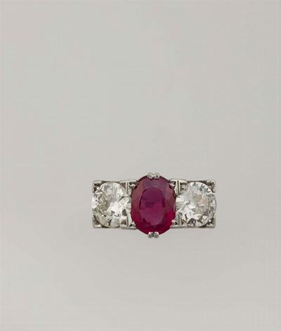 Anello con Rubino Burma di Ct 1,87 Circa e Due Diamanti Taglio Vecchio per Ct 1,42 Circa