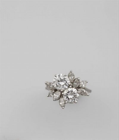 Anello con Due Diamanti Taglio Brillante e Diamanti Taglio Navette a Contorno