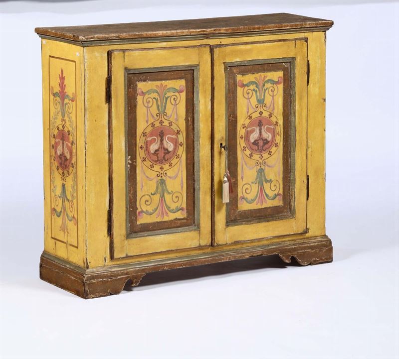 Credenzina in legno laccata a fondo giallo, XIX secolo  - Asta Asta a Tempo antiquariato - II - Cambi Casa d'Aste