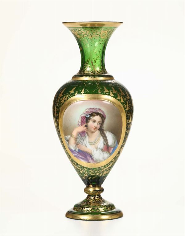 Vaso in vetro verde decorato con figura di donna in policromia, XX secolo