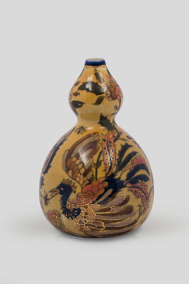 Zsolnay, Hungary, 1900 ca. A pumpkin-shaped ceramic vase decorated with a pattern of polychrome birds and gilding  - Auction 20th Century Decorative Arts - I - Cambi Casa d'Aste