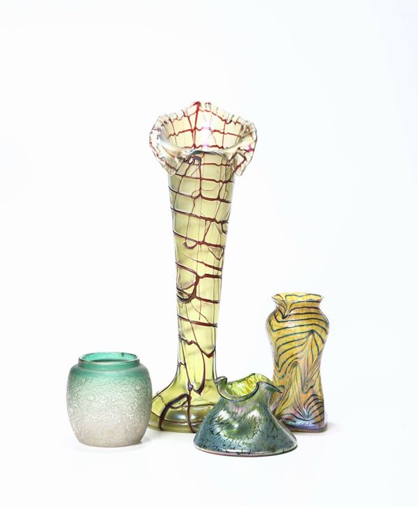 Quattro vasi in vetro diversi tipo Loetz, XX secolo